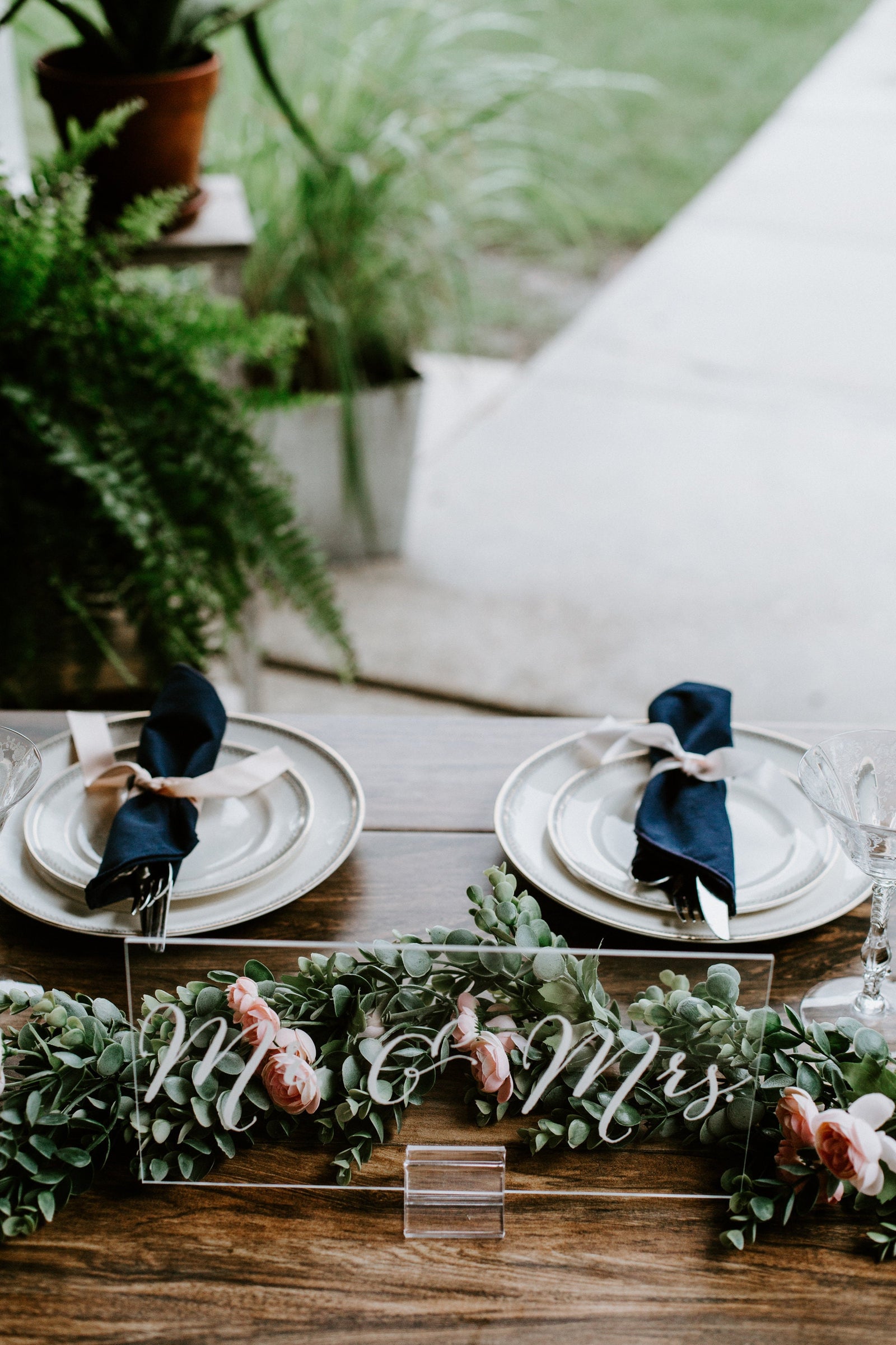 Mr. & Mrs. Head Table D8-AS3