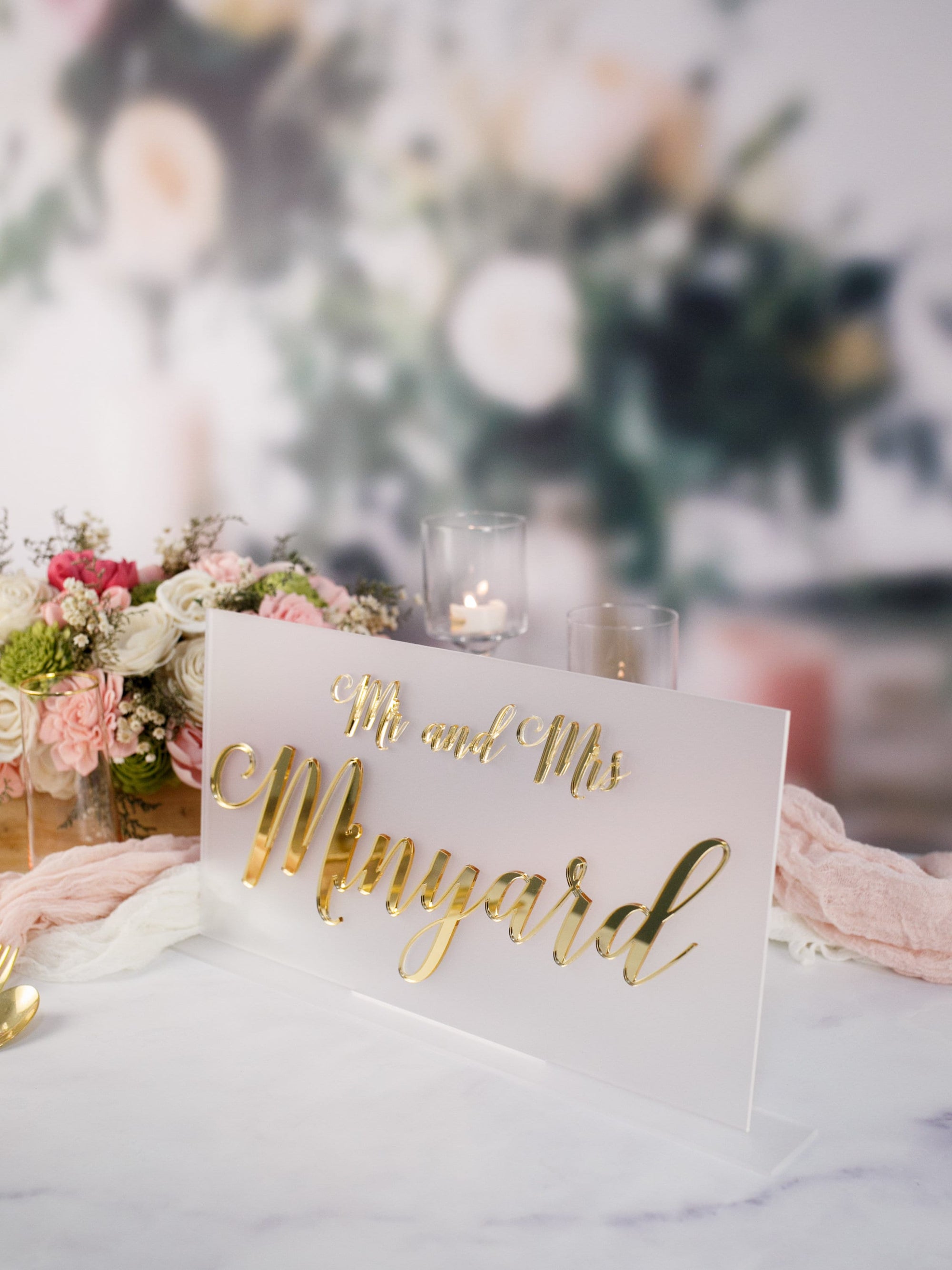 3D Mirrored Acrylic Wedding Head Table Mr Mrs Sign, Laser Cut Last Name Bride and Groom Newlywed Sweetheart Table Decor Gold Frosted Signage